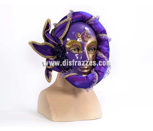 Máscara Veneciana anónima lila/oro. Talla Universal. Máscara Veneciana ideal para disfrazarse en Carnaval incluso en Halloween y dar el golpe con una máscara de Venecia de precio barato. Con ésta máscara Veneciana no te reconocerán y podrás sentir que todos te miran ya que es una máscara que llama la atención.

¡¡Compra tu máscara Veneciana en nuestra tienda de disfraces, será divertido!!
