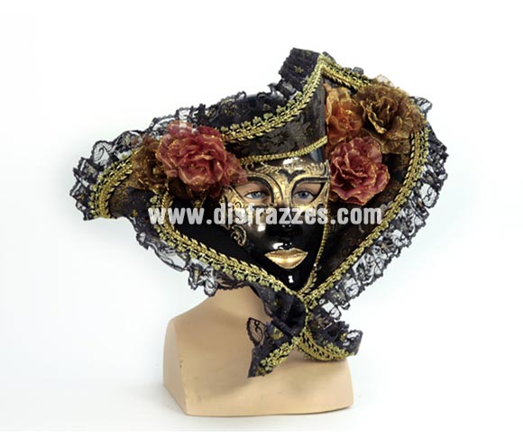 Máscara Veneciana negra con sombrero y flores. Talla Universal. Máscara Veneciana ideal para disfrazarse en Carnaval incluso en Halloween y dar el golpe con una máscara de Venecia de precio barato. Con ésta máscara Veneciana no te reconocerán y podrás sentir que todos te miran ya que es una máscara que llama la atención.

¡¡Compra tu máscara Veneciana en nuestra tienda de disfraces, será divertido!!
